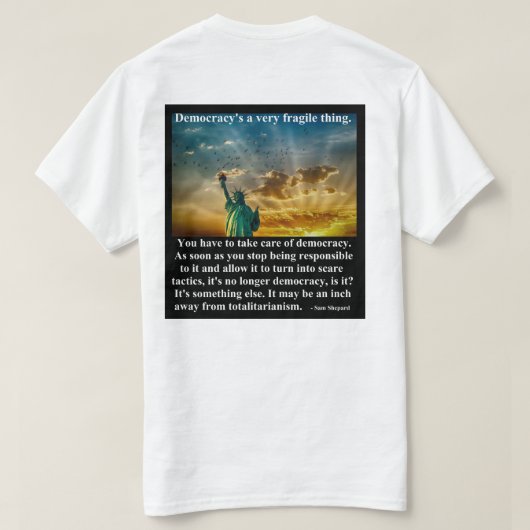 民主主義は非常に壊れやすいものだ。 Tシャツ (デザイン裏面)
