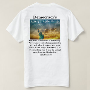 民主主義は非常に壊れやすいものだ。 Tシャツ