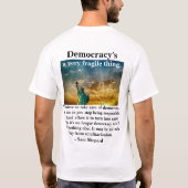 民主主義は非常に壊れやすいものだ。 Tシャツ (裏面)