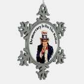 民主主義は2026年の投票に参加している スノーフレークピューターオーナメント (左)