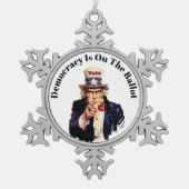 民主主義は2026年の投票に参加している スノーフレークピューターオーナメント (正面)