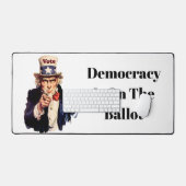 民主主義は2026年の投票に参加している デスクマット (キーボード&マウス)