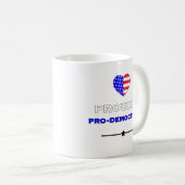 民主主義を誇りに思う コーヒーマグカップ (正面右)