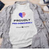 民主主義を誇りに思う Tシャツ