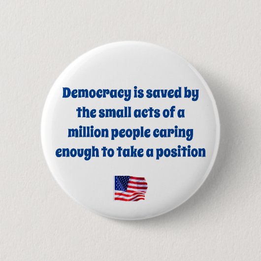 民主主義救 缶バッジ (正面)