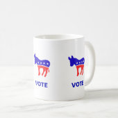 民主党のロゴと編集可能な投票テキスト コーヒーマグカップ (正面右)