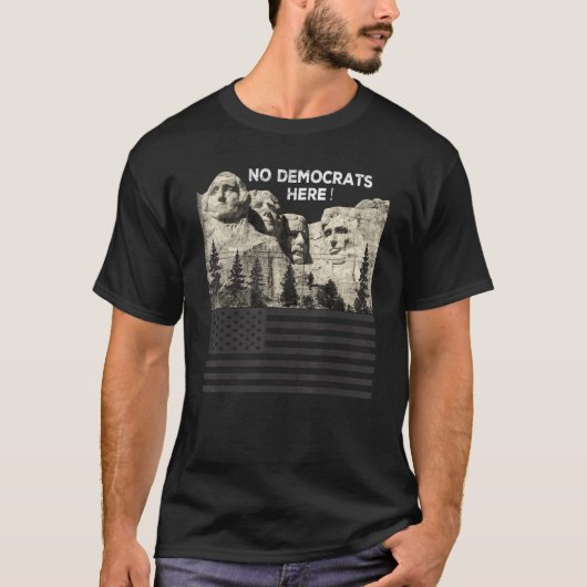 民主党はいないここ山 – シュモアアメリカ国旗We Tシャツ (正面)