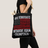 民主党員を再びトランプ2024を平凡にする トートバッグ (クローズアップ)