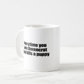 民主党員を投票する度に、神は子犬を殺します コーヒーマグカップ (正面左)