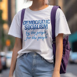 民主社会主義の民主社会主義の定義 Tシャツ<br><div class="desc">民主社会主義は国民によって、国民のために意味する。この民主社会主義のTシャツは、アメリカ憲法を思わせるフォントの定義を示している。民主党カッコいいへの自由主義の贈り物。</div>