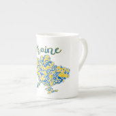 民俗的なパターンとウクライナのタイポグラフィー ボーンチャイナマグカップ (正面右)