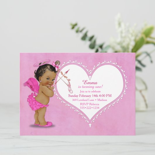 民族の女の赤ちゃんのキューピッドの天使によってはハローのショッキングピンクが飛びます 招待状 (スタンド正面)