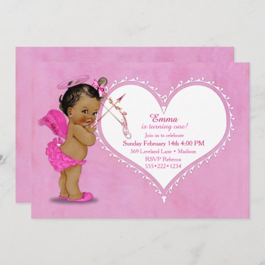 民族の女の赤ちゃんのキューピッドの天使によってはハローのショッキングピンクが飛びます 招待状 (正面/裏面)