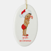 民族の男の赤ちゃんの初めてのクリスマスの赤いサンタの帽子 セラミックオーナメント (右)