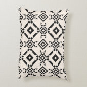 民族モダンオーナメント。白黒ヴィンテージ アクセントクッション (裏面(縦))