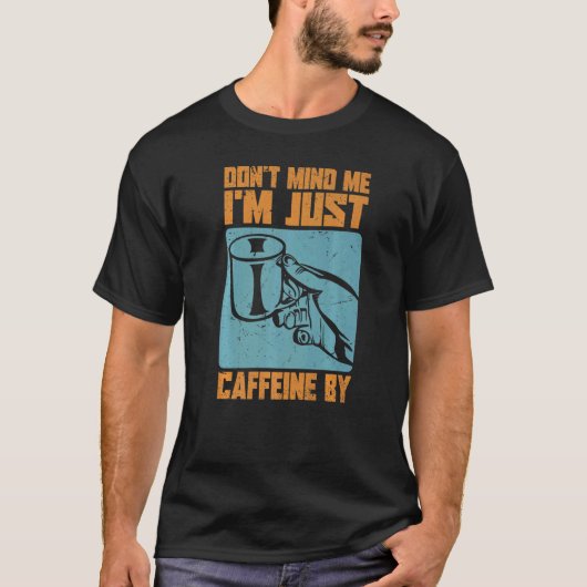 気にしないで。カフェインだけだよ – Coffee Chaps Tシャツ (正面)