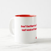 「気にしないで、月の最後の週だ」 ツートーンマグカップ (正面左)