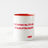 「気にしないで、月の最後の週だ」 ツートーンマグカップ (中央)