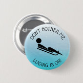 気にしないでLugingはUmousボタンをオン 缶バッジ (正面&裏面)