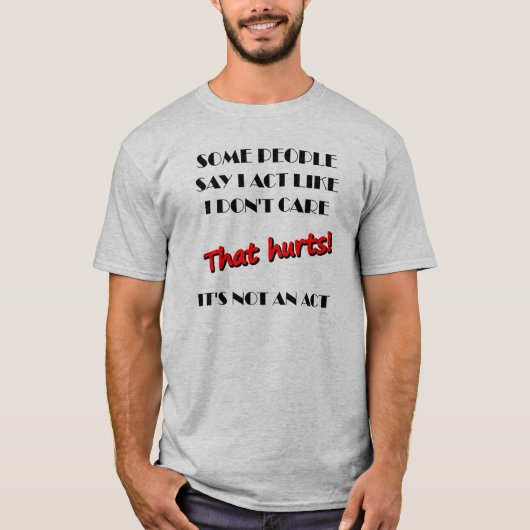 気にしないフリをするのも大変なのよ 面白Tシャツ Tシャツ (正面)