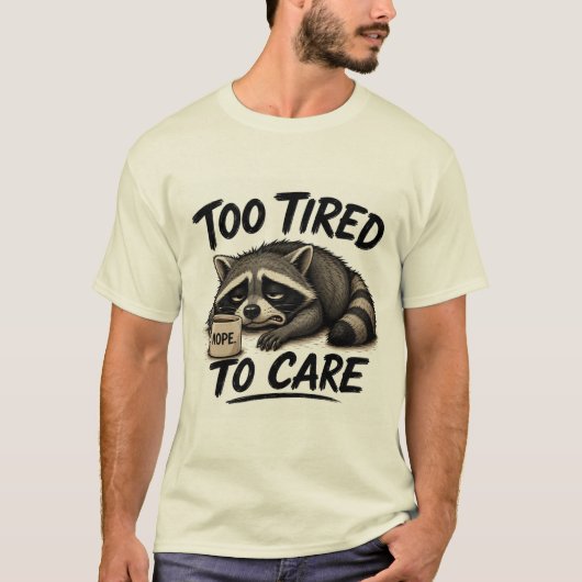 気にする元気もない – おもしろアライグマの疲れきったデザイン Tシャツ (正面)
