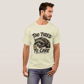 気にする元気もない – おもしろアライグマの疲れきったデザイン Tシャツ (正面フル)