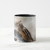 気になる茶色のシマリス - アルバータ州の野生生物 マグカップ (中央)