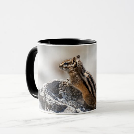 気になる茶色のシマリス - アルバータ州の野生生物 マグカップ (正面左)
