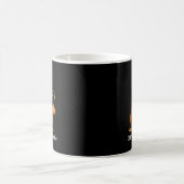 気まぐれなカエルの魔法使いが騒ぎを起こしに行く ミーム コーヒーマグカップ (中央)