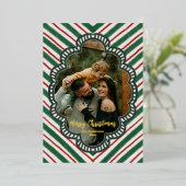 気まぐれなレトロな赤と緑のストライプのホリーデザインの縁取り 箔シーズンカード (立ち正面)