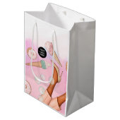 気まぐれな企業の食事提供をする女性 ミディアムペーパーバッグ (正面アングル)