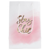 気まぐれな企業の食事提供をする女性 ミディアムペーパーバッグ (裏面)