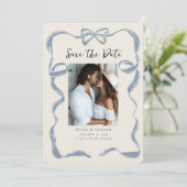 気まぐれな薄い青の蝶結び Save the Date セーブザデート (スタンド正面)