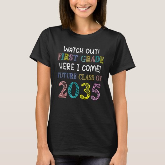 気をつけて1年生がやってくる 未来の2035年度のクラス Tシャツ (正面)
