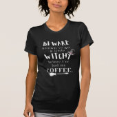気をつけて…コーヒーを飲む前にウィッチー Tシャツ (正面)