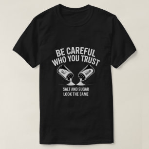 気をつけて 信じる相手 Tシャツ – 塩