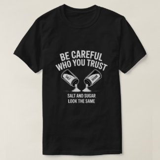 気をつけて 信じる相手 Tシャツ – 塩