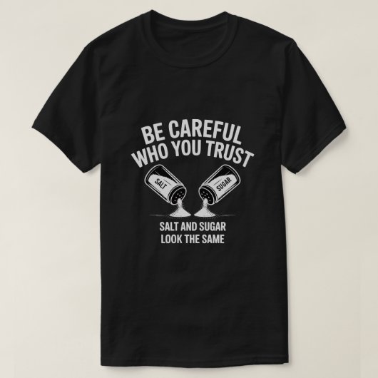 気をつけて 信じる相手 Tシャツ – 塩 (デザイン正面)