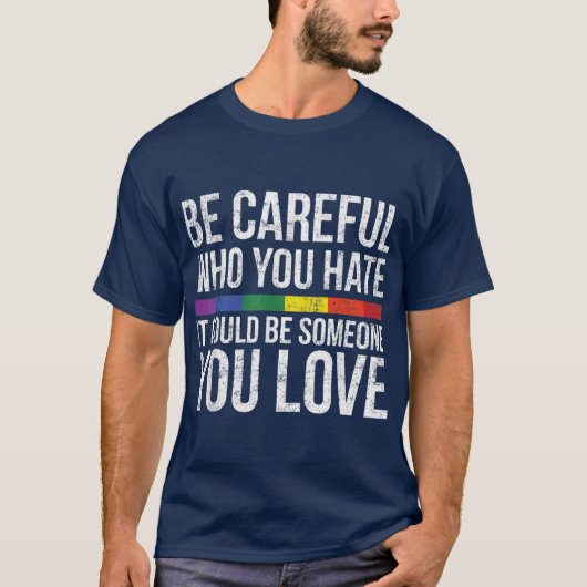 気をつけて、憎んでる相手は自分が愛する人かもしれない Tシャツ (正面)