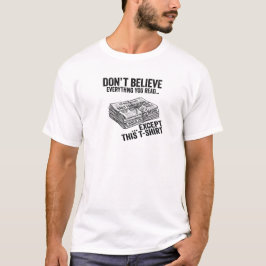 気をつけて。書いてあることをそのまま信じないでね 面白Tシャツ Tシャツ