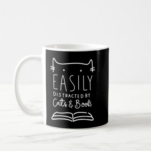気を散らしやすい猫やCaおもしろい向けの本の贈り物 コーヒーマグカップ (左)
