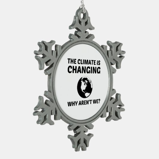 気候は変わりつつある我々ではない スノーフレークピューターオーナメント (左)