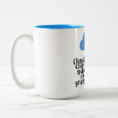 気候変動への不満を持つマグカップ ツートーンマグカップ (左)