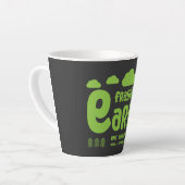 気候変動 |炭素汚染 |アクションTシャツ カフェラテマグ (左アングル)