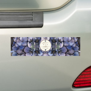気分が変わるようなブラックフラワーのクラシックなカップル名のウェディング バンパーステッカー