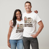 気分で走ってる | おもしろくて低エネルギーのコーヒーデザイン Tシャツ (ユニセックス)