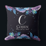 気分屋の青紫の花のモノグラム クッション<br><div class="desc">このデザインのダークでムーディな雰囲気には、非常に洗練された魅力があります。際立ってはいるものの、同時に繊細でもあります。背景は、真夜中の空のように、非常に濃い、深い青黒色です。カラーからフォントまで、完全にカスタマイズ可能です。 「カスタマイズ」ボタンでは実現できない変更を希望される場合は、お気軽にお問い合わせください。</div>