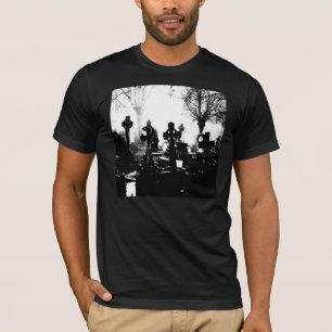 気味の悪いゴシック墓地 Tシャツ