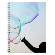 気泡遊を持つミニマル子ども