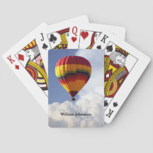 気球を飛ばす熱気球を雲に包み込む